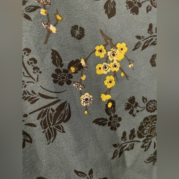 Lili White sheer shirt sleeve floral shirt. Size (Large) like new - Picture 5 of 5